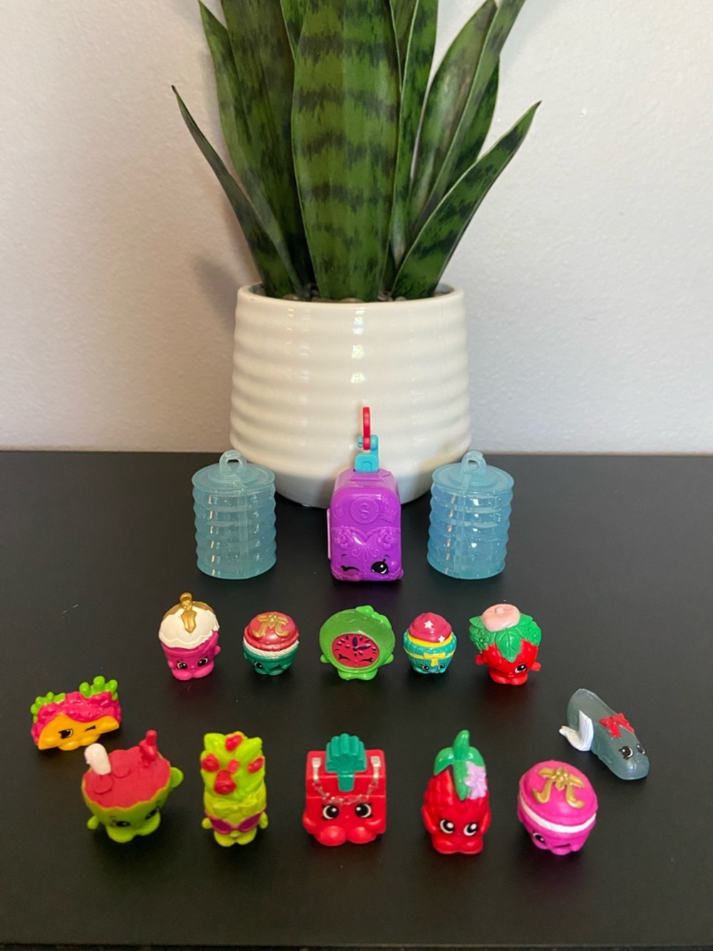 Shopkins Collectible Set: 2 Blue Lanterns, Shoppie Suitcase & 12 Shopkins